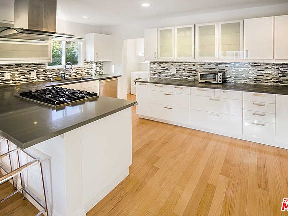 2nd image of 2662 32nd St