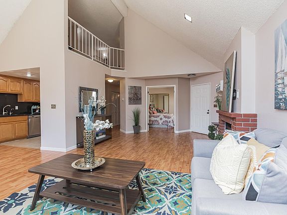 4th image of 452 Glenmoor Cir