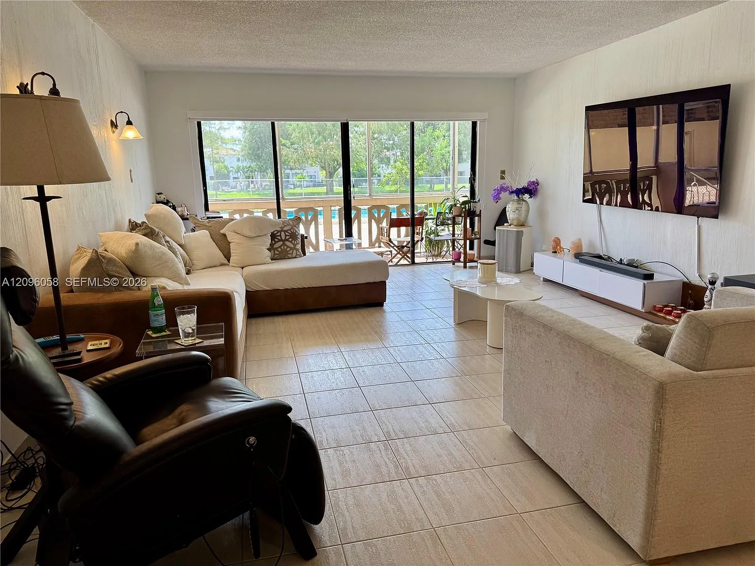 Canongate Condo No One — Photo 1