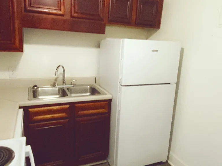 1 bedroom: full kitchen