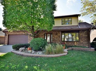 933 W Surrey Rd, Addison, IL 60101