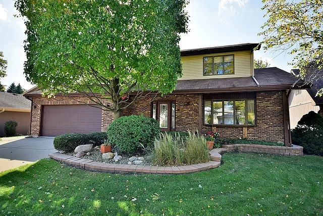 933 W Surrey Rd photo 1