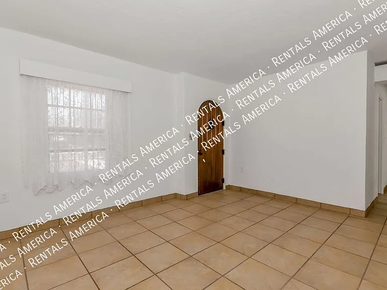 1119 E Silver St — Photo 11