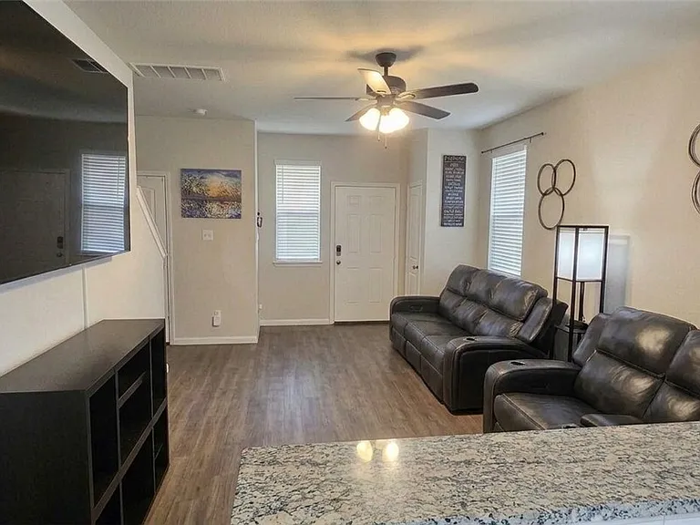 969 Crossing Dr — Photo 3