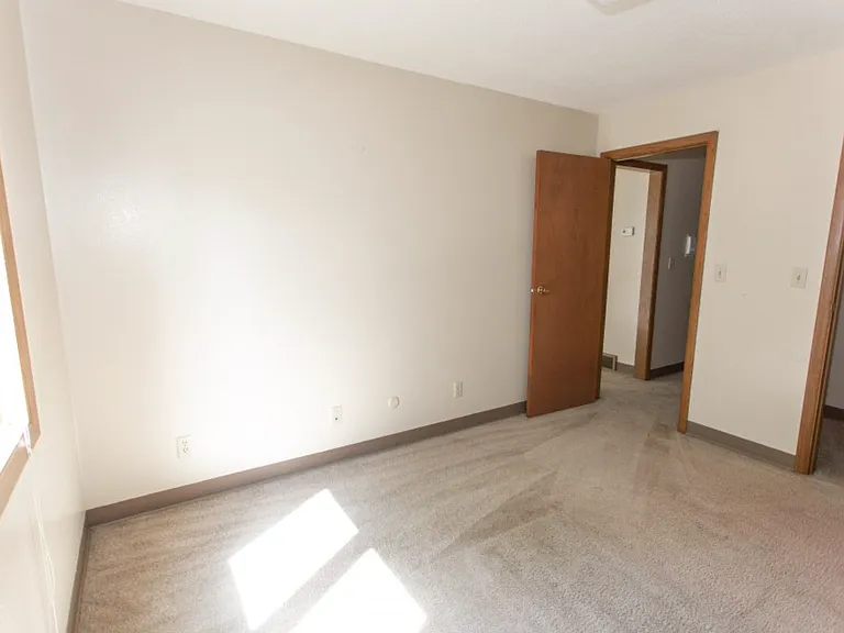 754 S Phillips Ave — Photo 8