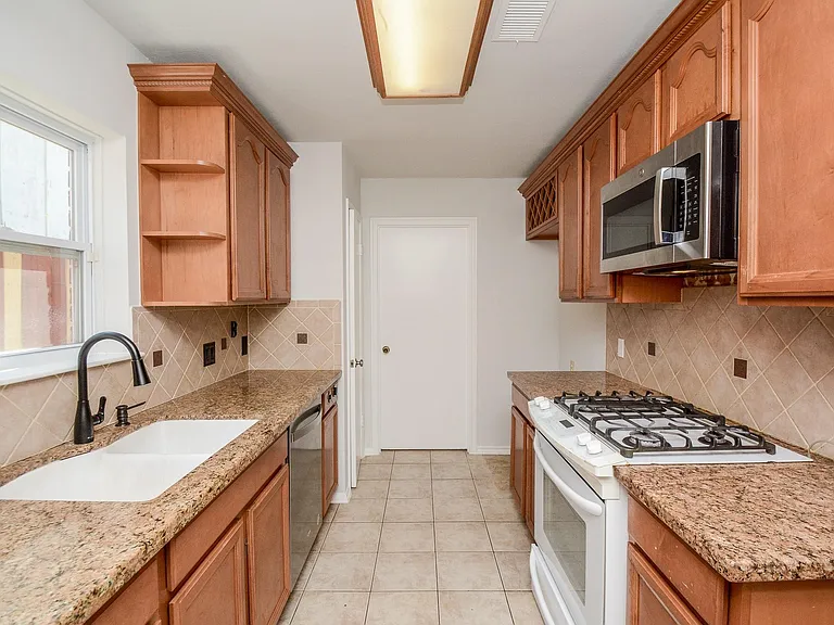 7222 Pella Dr — Photo 8