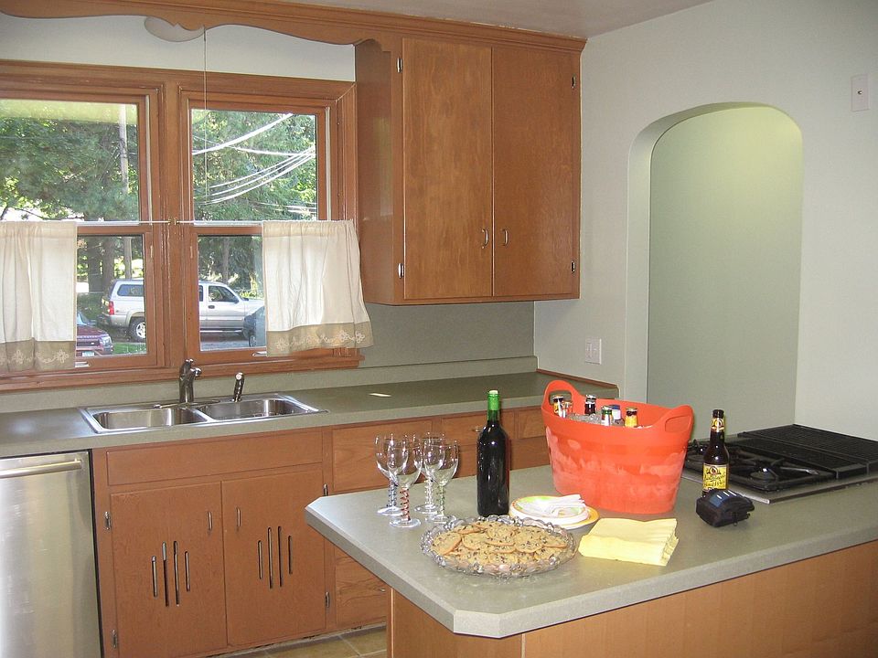 Kitchen w/ island, new counters, jen aire range/oven and bosch dishwasher