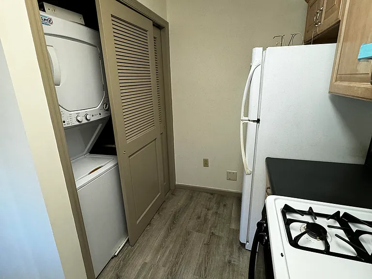 Kitchen area with washer/dryer