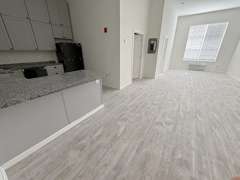 Pine Street Apartments — Photo 1