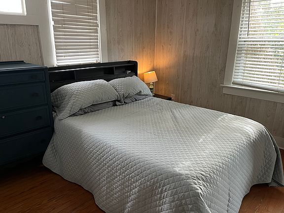 Queen size bed with Casper mattress