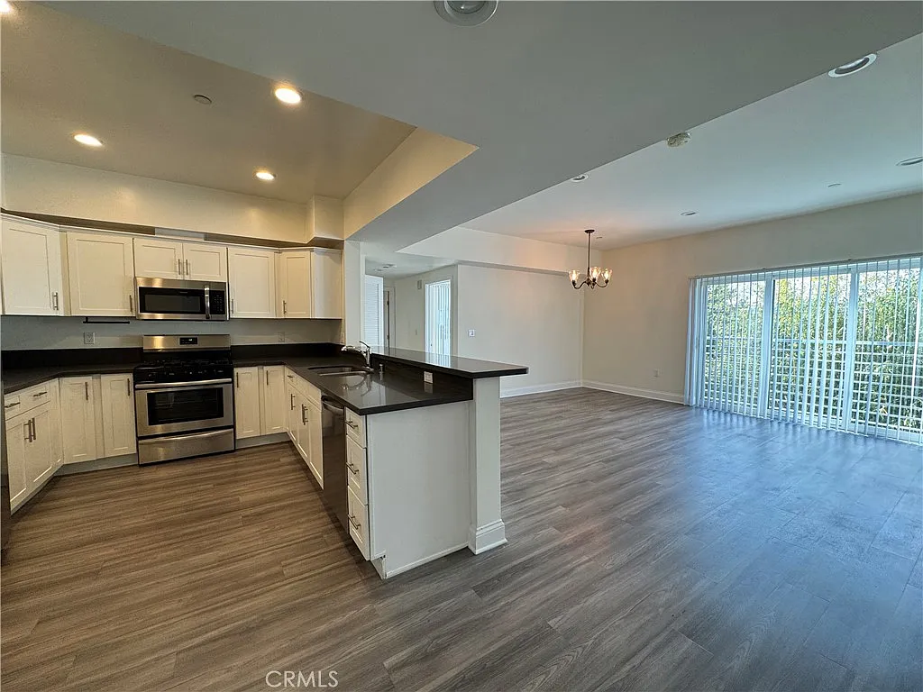 Building Photo - 14934 Burbank Blvd #304