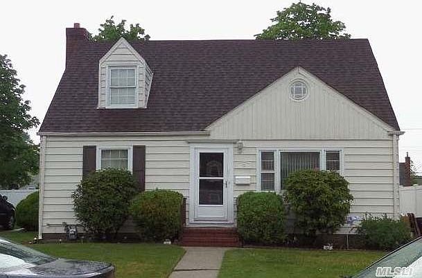 1st image of 13 Gables Dr