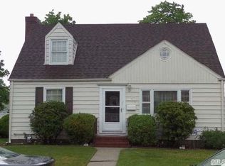 13 Gables Dr, Hicksville, NY 11801