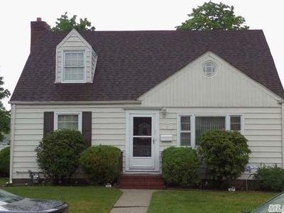 13 Gables Dr, Hicksville, NY, 11801