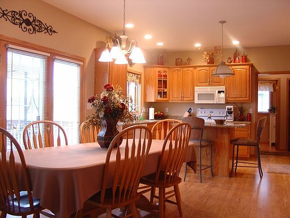 626 Eagle Ridge Eat-In Kitchen