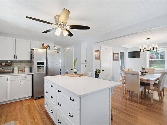 4th image of 22 Coronet Cir