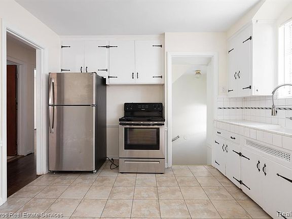 4th image of 873 Loraine St