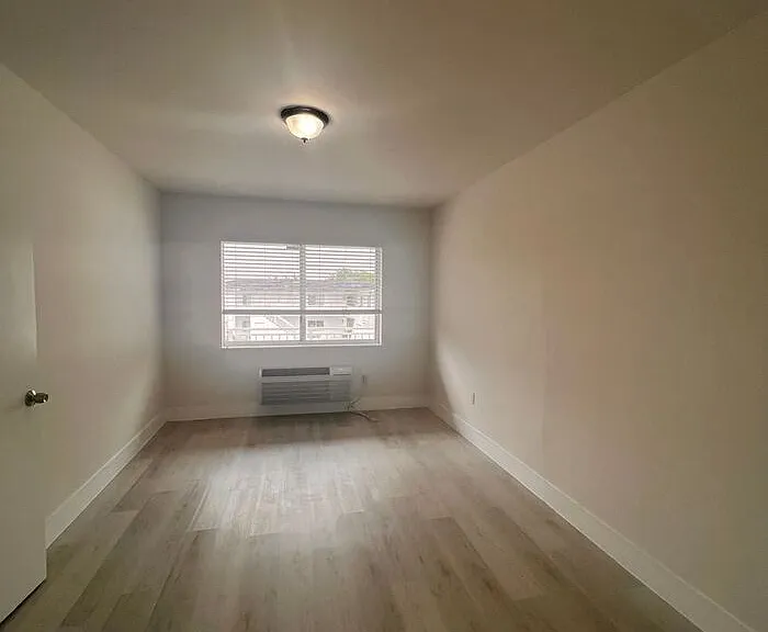 11 Menores Ave #8 — Photo 6