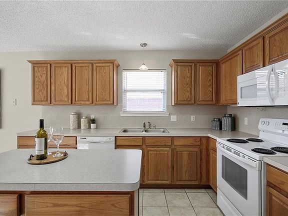 4th image of 618 Coal Creek Dr