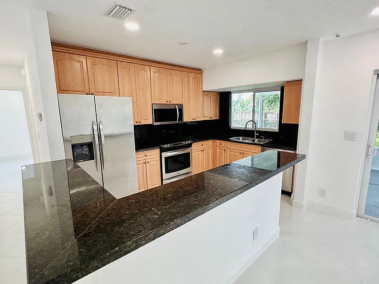 1200 SW 12th Ter — Photo 4