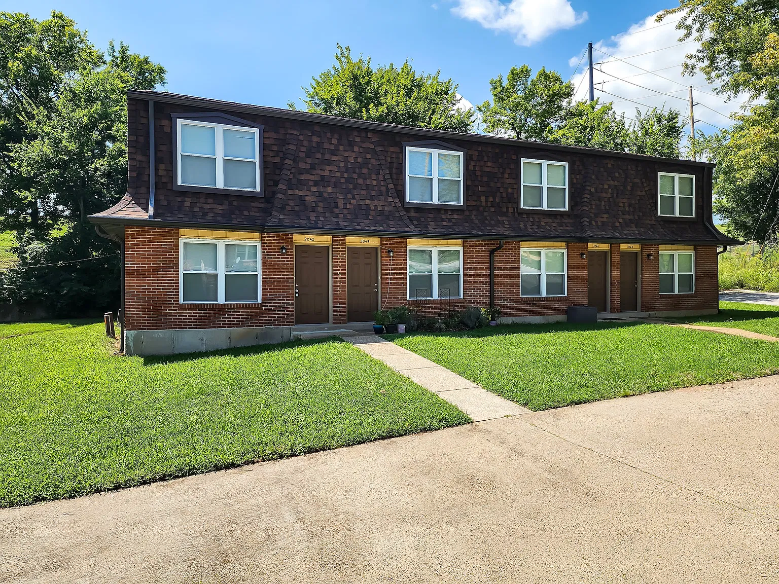 2 bed, 1.5 bath, 980 sqft, $1,050 — Photo 1