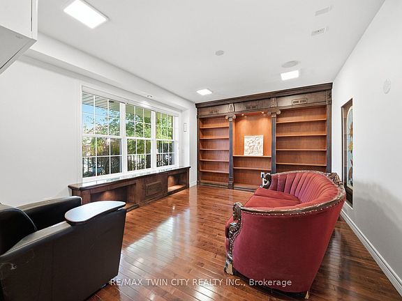 4th image of 33 Hunter Way