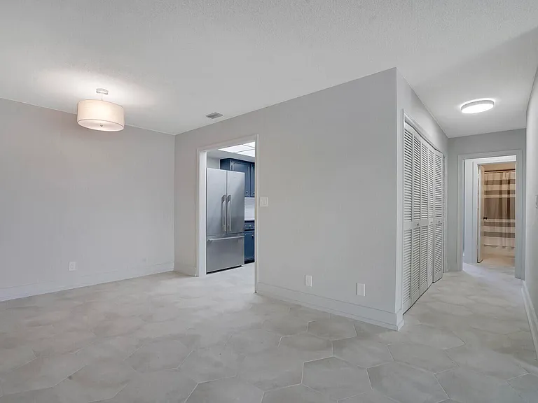315 Venetian Dr #8 — Photo 8