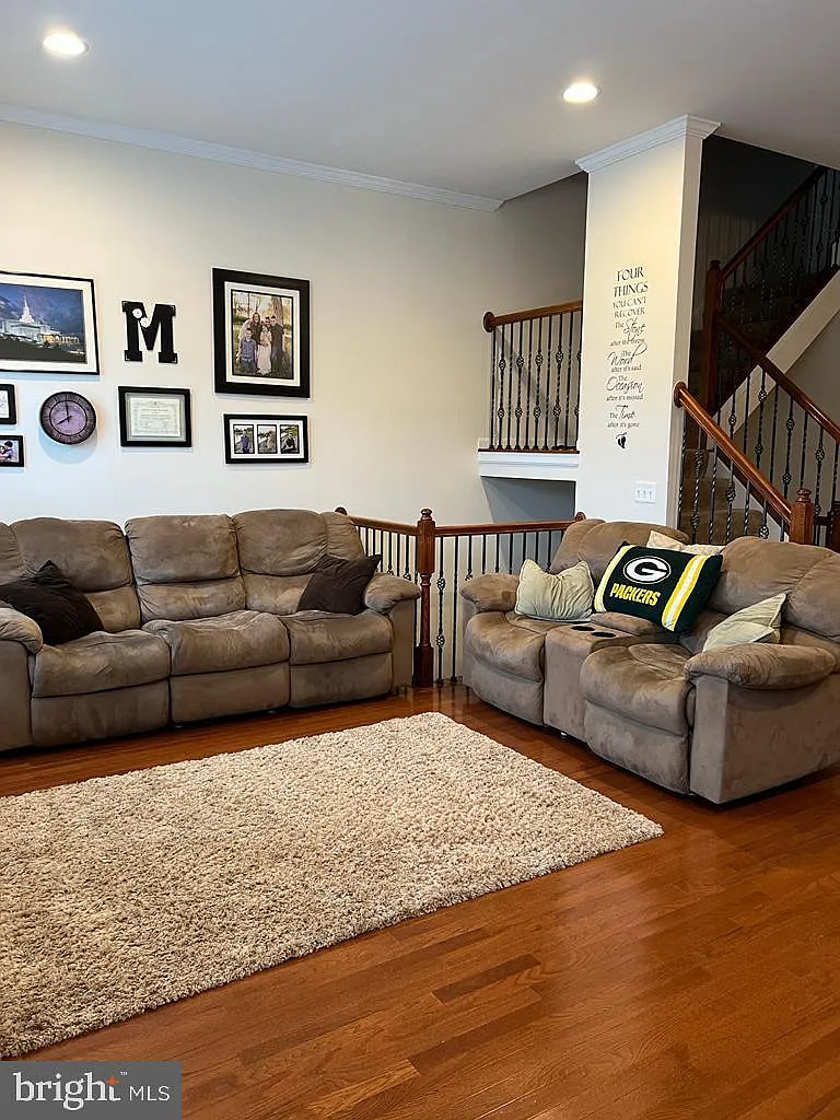 3 bed, 1.5 bath, 2356 sqft, $3,200 — Photo 2