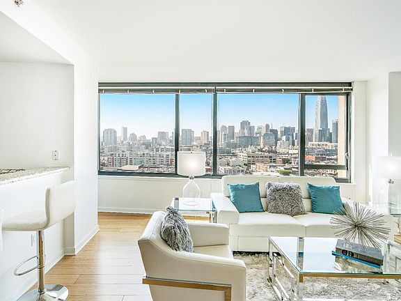 3rd image of 260 King St Unit 1305