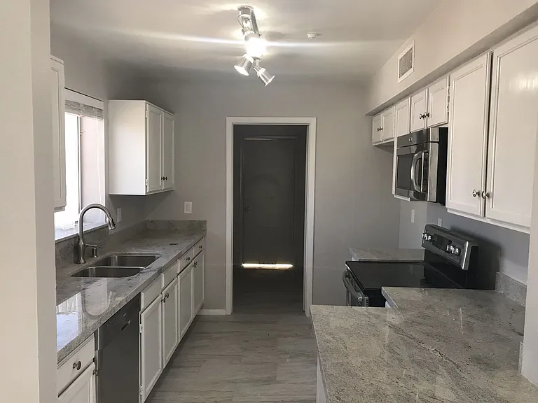 8520 W Palm Ln #1042 — Photo 2