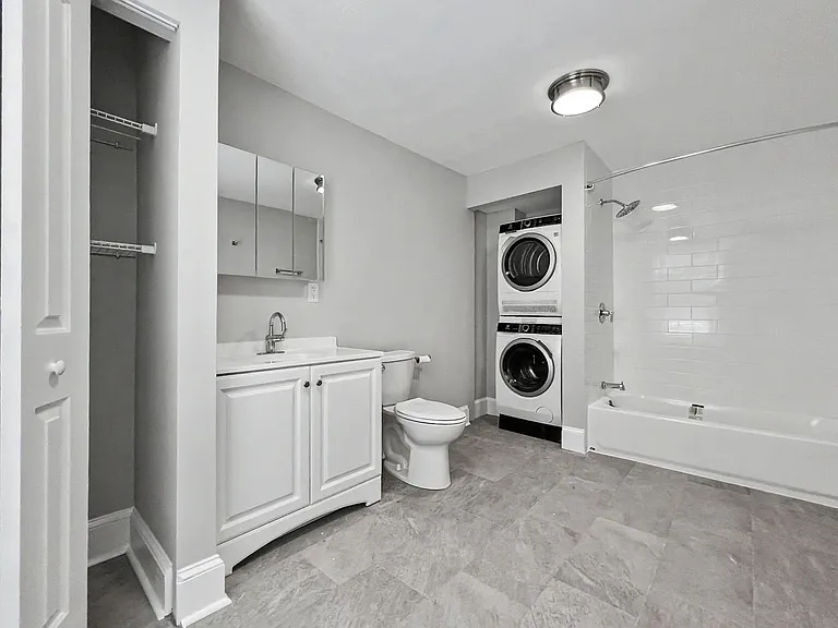 130 E Chestnut St — Photo 22