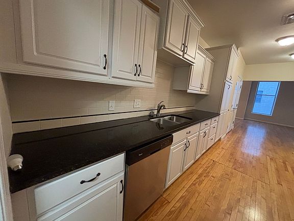 4th image of 319 S Salina St APT 4