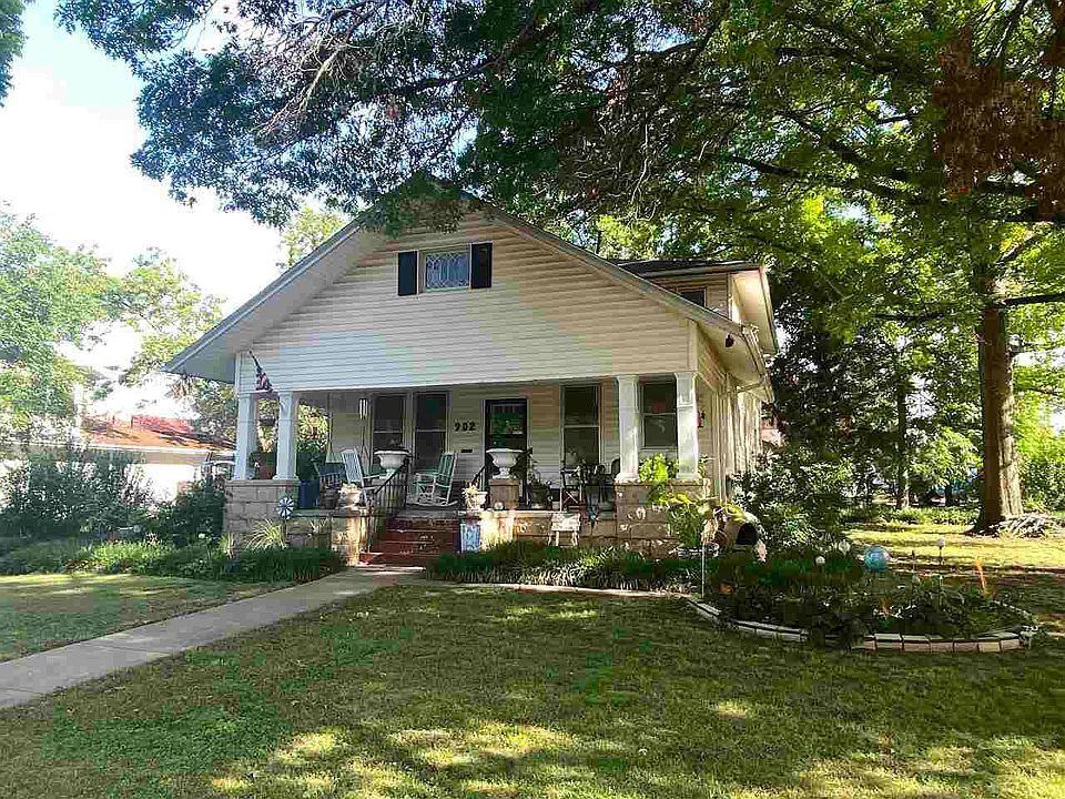 2nd image of 902 E Cleveland Ave