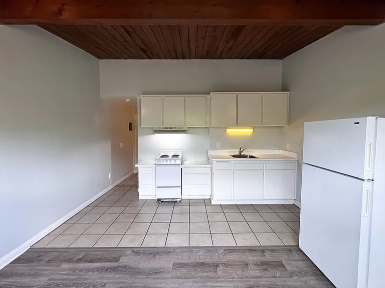 222 S Oak Knoll Ave #5 — Photo 8