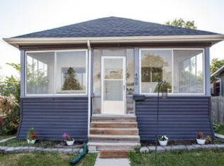 496 Country Club Blvd, Winnipeg, MB R3K 1B4