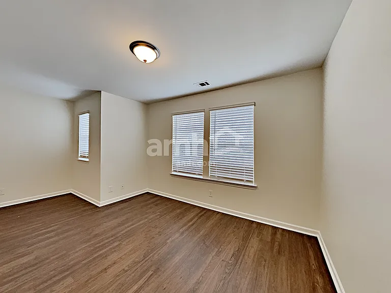 180 Landsdown Xing — Photo 15