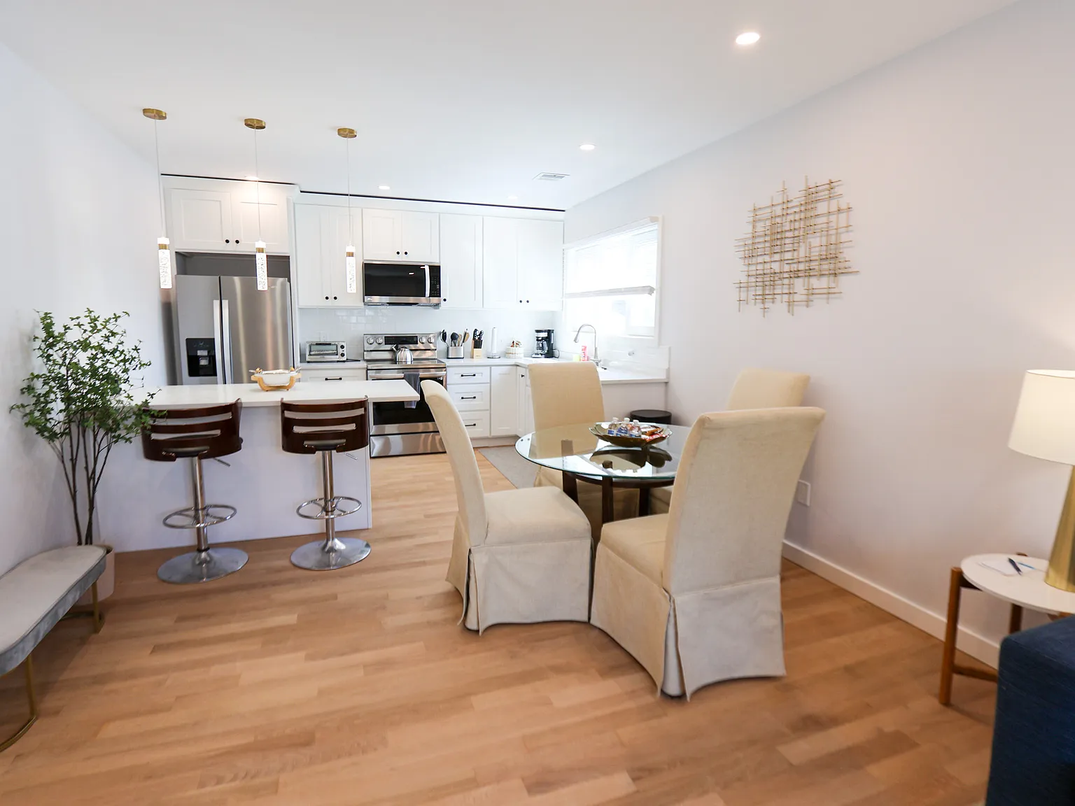 2 bed, 900 sqft, $7,975 — Photo 3