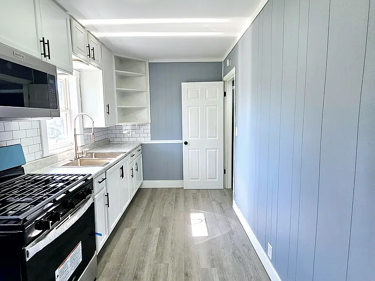 240 Adamson St — Photo 10