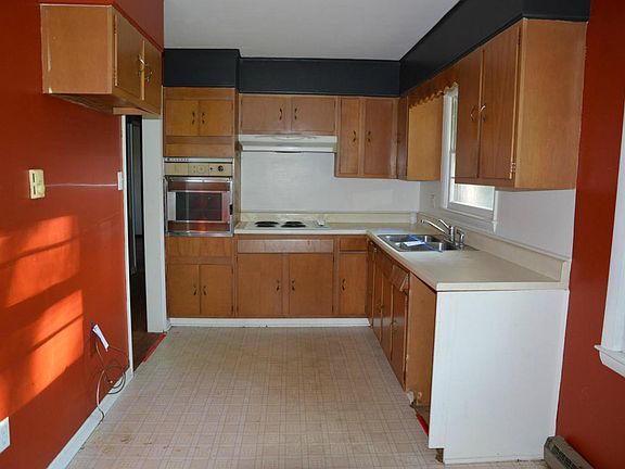 3rd image of 713 8th St