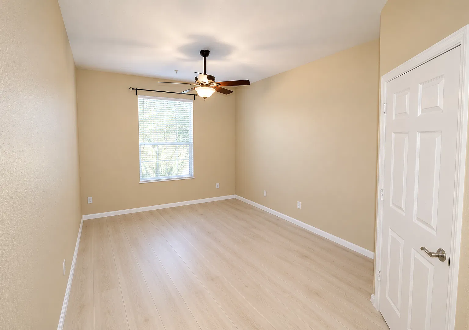 3 Bedrooms 2 Baths First Floor apartment on Metrowest — Photo 3