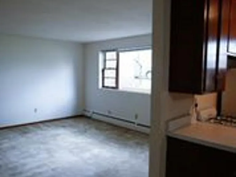 8209 30 1/2 St W — Photo 5