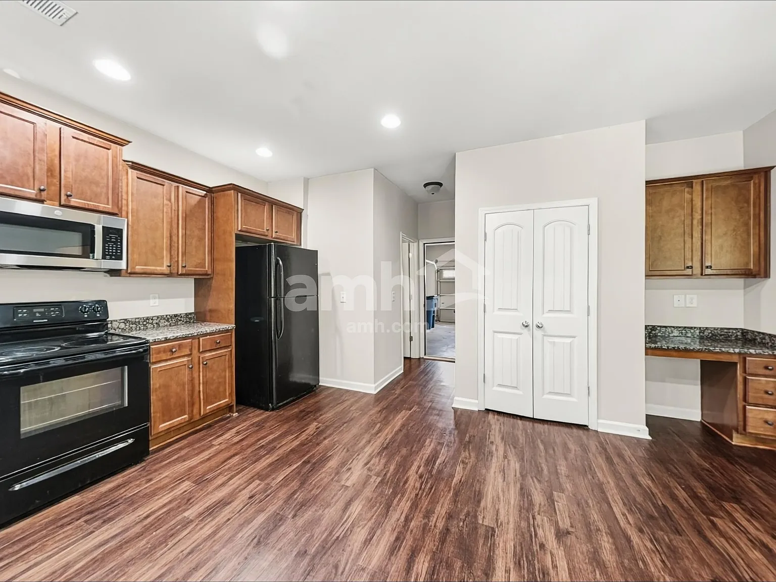 4 bed, 2.5 bath, 2102 sqft, $2,290 — Photo 4