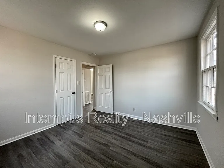 109 W Trinity Ln — Photo 13