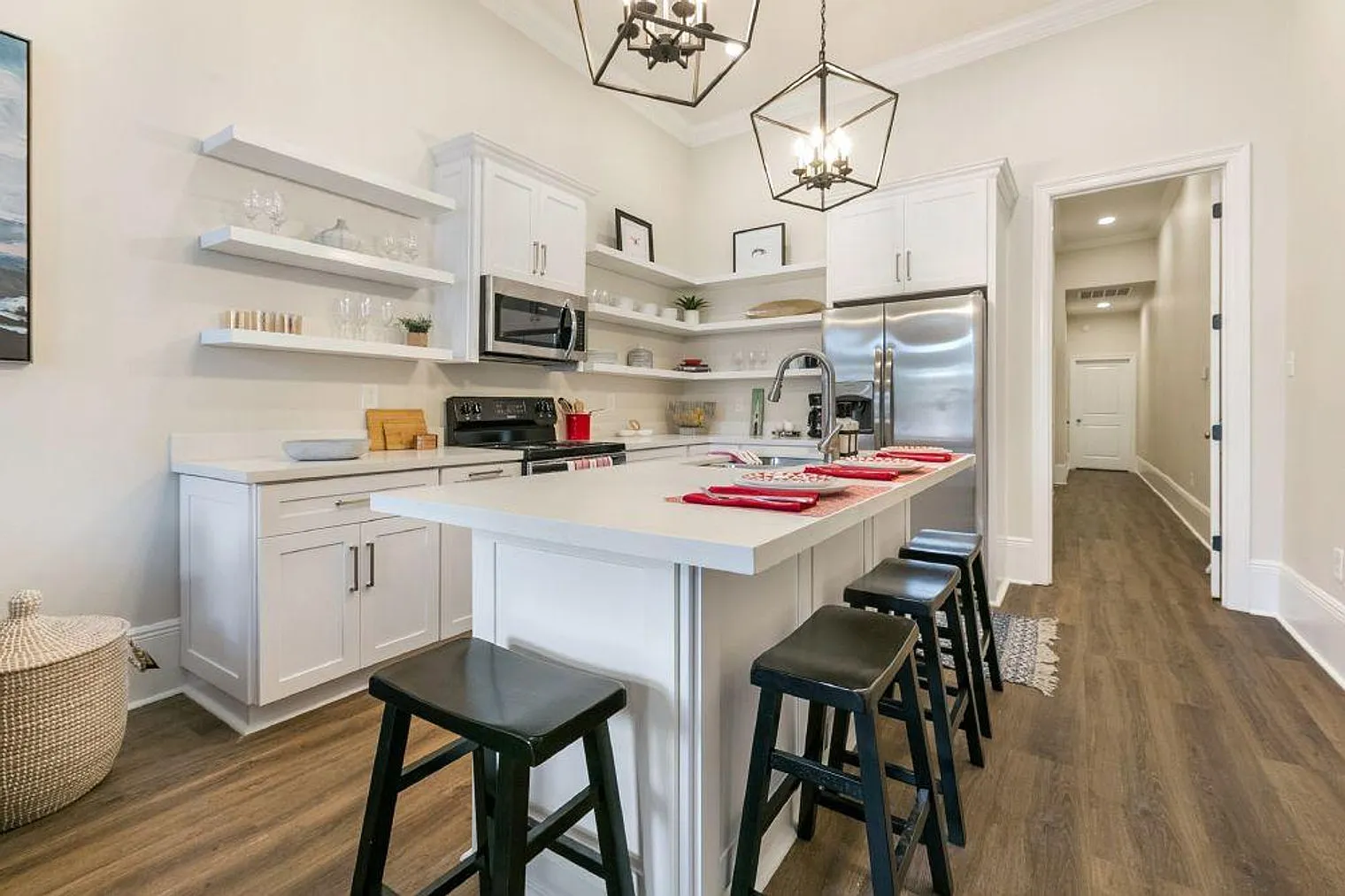 3 bed, 1.0 bath, 1291 sqft, $8,034 — Photo 2