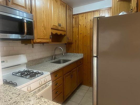 4th image of 35-20 Leverich St #546