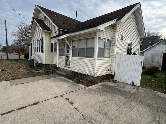 4th image of 700 Carleton Ave