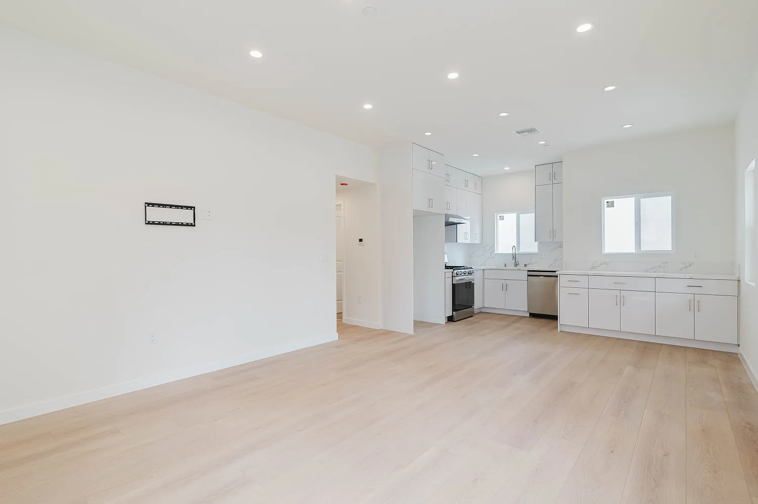 2 bed, 850 sqft, $3,500 — Photo 4