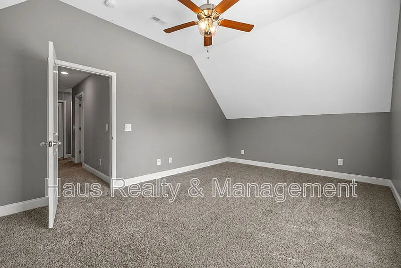 4 bed, 2.5 bath, 2034 sqft, $2,000 — Photo 4