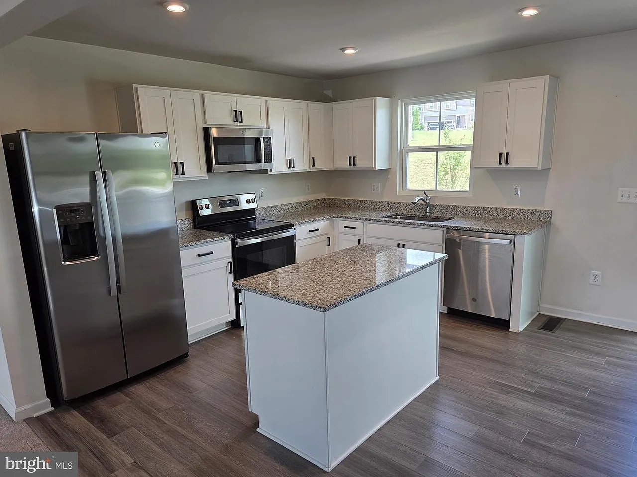 3 bed, 2.5 bath, 1240 sqft, $1,900 — Photo 4