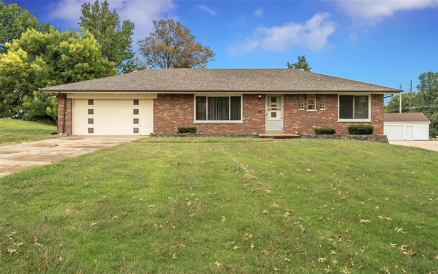 807 Meadow Acres Ln photo 1